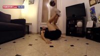 حرکات نمایشی با توپ در خانه