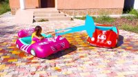 ساشا و بازی با ماشین ها به همراه دوستانش