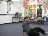 وقتی معلم سرکلاس برای دانش آموزان میرقصه