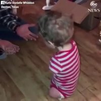 تلاش کودک 4ساله معلول برای رسیدن به آغوش پدرش