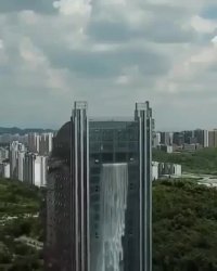 آبشار وسط ساختمان