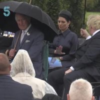 ویدیوی پربازدید روز : درگیری بوریس جانسون با چتر !