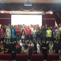 یه پاندا داره فکر میکنه چطور عکس رنگی بگیره