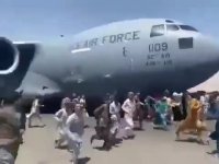 صحنه‌ها ی باورنکردنی از فرودگاه کابل - نشستن رو بال و موتور هواپیما