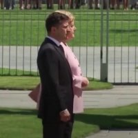 لرزش شدید صدر اعظم المان مرکل هنگام دیدار با رئیس جمهور اوکراین