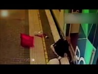 لحظه افتادن دختربچه به زیر مترو