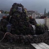 آبنما و آبشار برکه جوب حوضچه در گوشه محوطه سازی به خوبی می درخشه