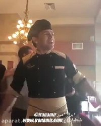 آشپزی که در رستوران فرمانیه ترانه ای از فردین را به زیبایی اجرا میکند