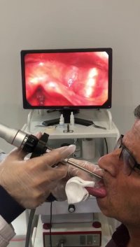 مراجعه کننده عزیز با گرفتگی صدا و تشخیص علت آن