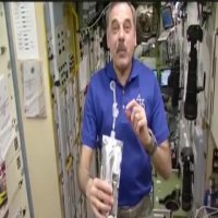 چگونه در سفینه فضایی میشه آب خورد؟