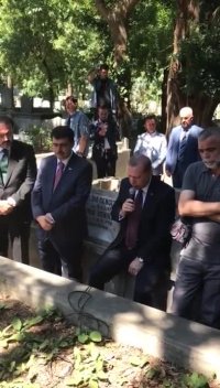 رجب طیب اردوغان در حال خواندن قرآن