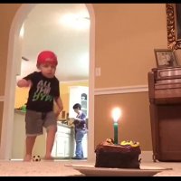 فوت کردن جالب" شمع تولد پسر یک ساله"