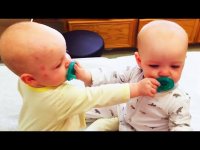 کلیپ خنده دار جنگ دوقلوها