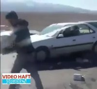 تصاویری از رفتار عجیب مردم در صحنه تصادف یک وانت بار.