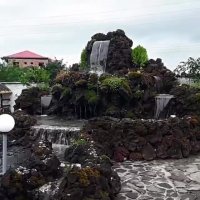 اجرای آبنما و آبشار برکه جوب باسنگهای کوهی مالون لاشه طبیعی در محوطه ویلا باغ