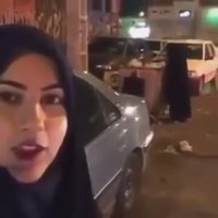 صحنه تاسف بار از خانمی که با نقاب در زباله دان بدنبال روزی است😢 از دستاوردهای 38 ساله  انقلاب