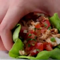 مرغ پخته با تزئین کاهوی کاسه ای