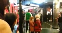 برخورد پلیس با نوازندگان در پاساژ !