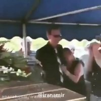 یه نفر شکارچی مرغابی و غاز بوده و فوت کرده حالا تشییع جنازه اش را ببینید :)))