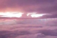 نمایی زیبا از پرواز مابین دو لایه ابر