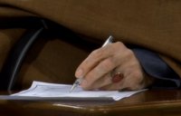 ارتباط چشمی یک دانشجو با رهبر انقلاب برای گرفتن انگشتر معروف رهبر