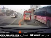 لحظه‌ای که کودک چینی از ماشین به بیرون و کنار اتوبوس در حال حرکت پرت می‌شود.