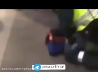 ⭕️ افسر نظامی اسرائیلی در حال خفه کردن نوجوان فلسطینی❗️