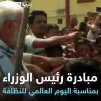 نخست وزیر هند درحال جارو زدن حیاط مدرسه