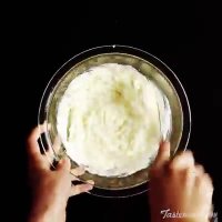 کیک بیسکوییتی با خامه و میوه 