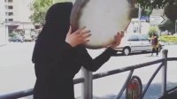 بانوی دف نواز  و خواننده در خیابان در ایران