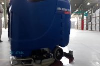 شستشو و نظافت محیط داخلی انبار و کارگاه با استفاده از اسکرابر صنعتی