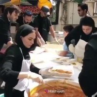 بهنوش طباطبایی در حال پخش نذری