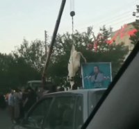 آویزان کردن یک گاو از جرثقیل توسط کاندیدای انتخابات شوراها در سیرجان !