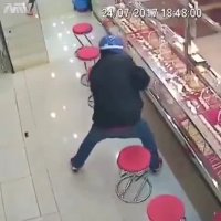 قبل از دزدی چک کنید شیشه ها ضد گلوله هستن یا نه !