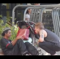 بزرگی به پول نیست