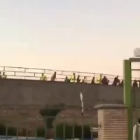 سنگ‌ پرانی مامورین یگان ویژه به تماشاگران بازی پارس جم با پرسپولیس