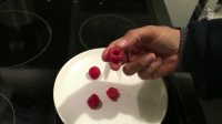 How To Eat Raspberry - معرفی و آموزش خوردن میوه رازبری