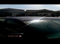 تصادف ناشیانه راننده موتور با درب پارکینگ