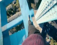 پیاده روی ترسناک در پشت بام!