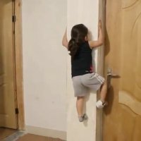 این پسر از دیوار صاف میره بالا!!