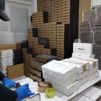 بسته بندی سفارشات با رعایت اصول بهداشتی در فروشگاه اینترنتی کلاه گیس