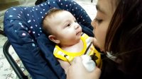 تلاش کودک 3 ماهه برای حرف زدن با خواهر بزرگترش