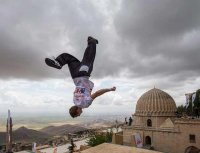 بهترین صحنه های آهسته از پارکور کاران