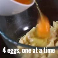 طرز تهیه نان خامه ای با توت فرنگی