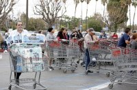 صف‌ های طولانی مردم آمریکا مقابل فروشگاه‌ ها !