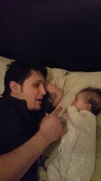 نوزادی که در 2 ماهگی با پدرش حرف میزند!!