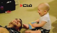 واکنش خنده دار نوزاد به خواب بودن پدر