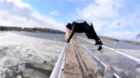 پرش در دریاچه ی یخ زده