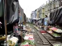 عبور قطار از میان بازارچه مائه کلونگ بانکوک