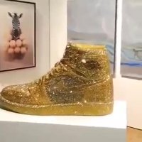 کفش ﻧﺎﯾﮏ ساخته شده از طلا و ﺍﻟﻤﺎﺱ!